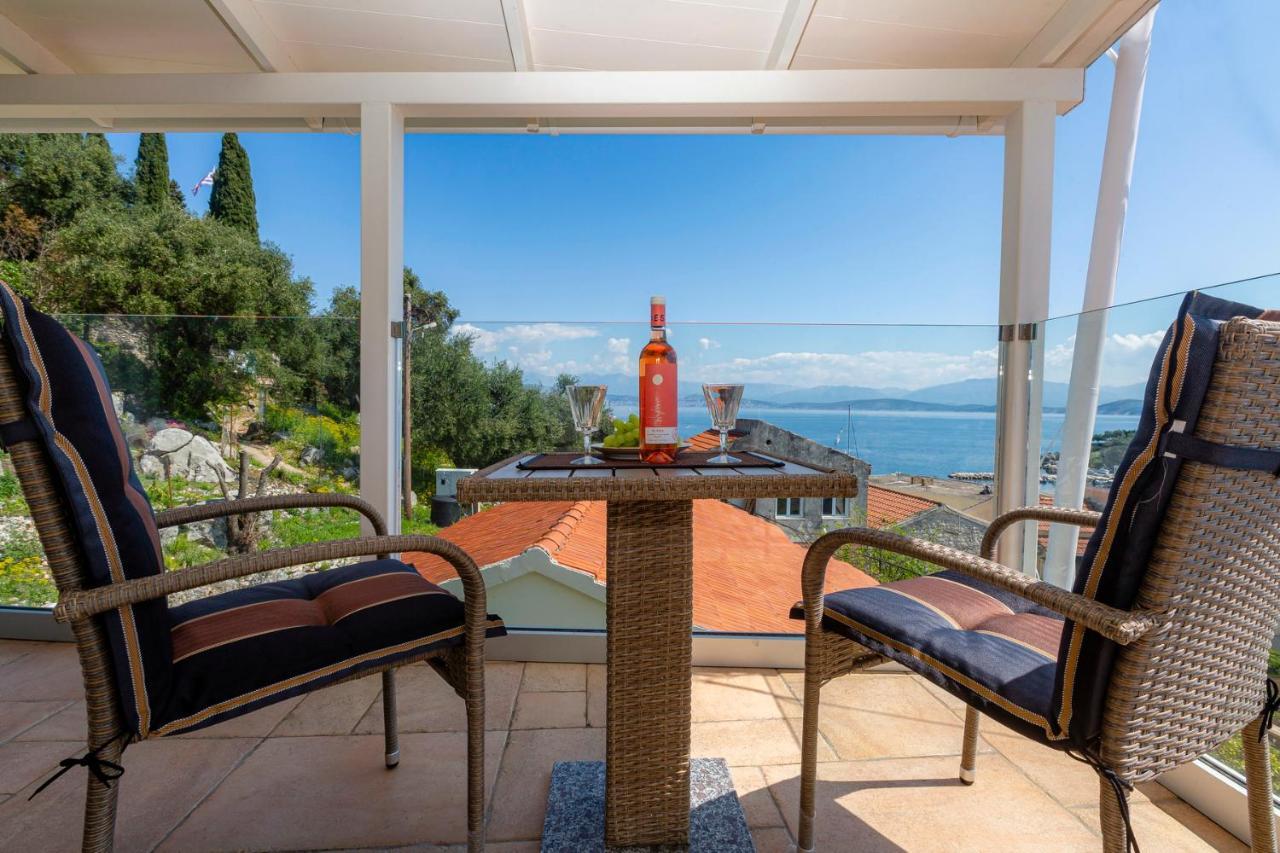 Solaris Methea- Luxury Central Villa By The Castle Kassiopi Buitenkant foto
