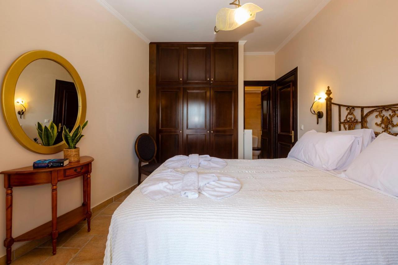 Solaris Methea- Luxury Central Villa By The Castle Kassiopi Buitenkant foto